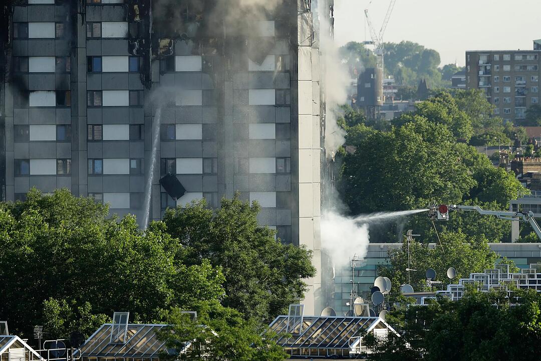Großbrand in Londoner Hochhaus