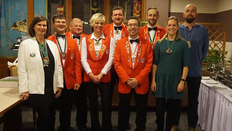Christiane Panzer (von links) ehrte J&uuml;rgen Meder, Andreas T&auml;uber, Barbara Greubel, Klaus Greubel, J&ouml;rg Fella (Saisonorden des Fastnachtsverbandes Franken), J&ouml;rg S&ouml;der (Orden der F&ouml;rderation Eurp&auml;ischer Narren), Sarah Sch&ouml;nhardt und Markus F&uuml;ller (Ordenssponsor). Marcus Leitner