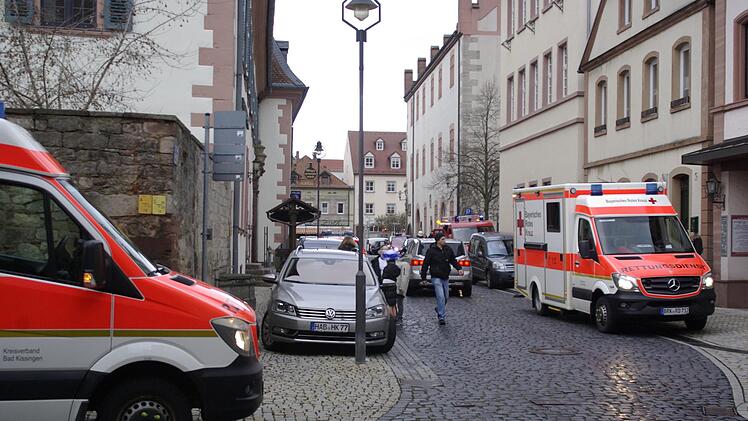 Das Rote Kreuz und die Untereschenbacher Wehr standen in der Kirchgasse in Bereitschaft.  Winfried Ehling