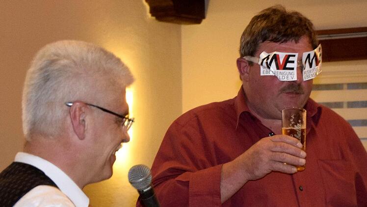 Der "Schorsch" beim Bierquiz mit Moderator Rudolf Dierauf (links).  Foto: Andreas Welz