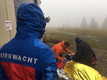 Mitglieder der Bergwacht üben die Erstversorgung einer bewusstlosen Person in der Rhön. Jonas Schneider