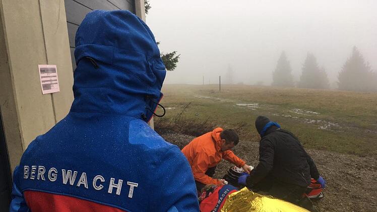 Mitglieder der Bergwacht üben die Erstversorgung einer bewusstlosen Person in der Rhön. Jonas Schneider