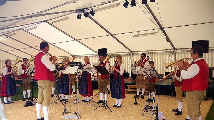Zum Auftakt des Dorffests gaben die Hesselbacher Musikanten ein Standkonzert im Festzelt.Heike Schülein