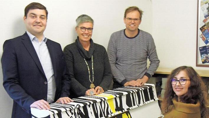 Uwe Peter, Gisela Pröls-Beck, Oliver Heß und Helgard van Sein (von links) freuen sich über das neue gebrauchte und originell gestaltete Klavier in der Vhs-Cafeteria.  Foto: Edwin Meißinger