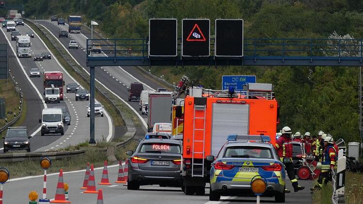 Der Verkehr in Fahrtrichtung Bamberg wurde an der Unfallstelle, rund 200 Meter nach der Auffahrt Knetzgau, einspurig vorbeigeleitet.