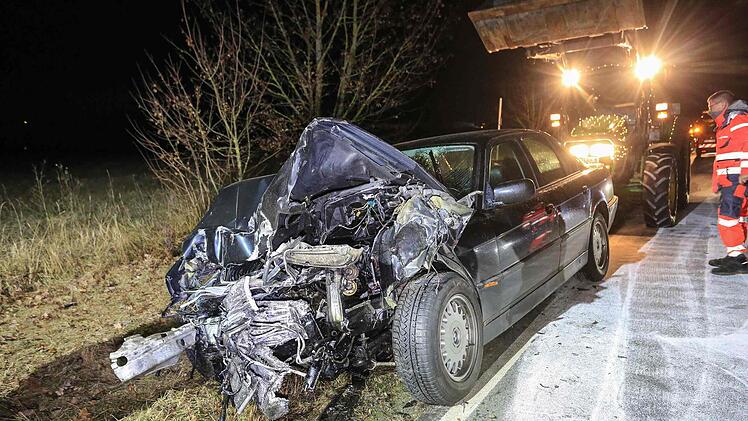 Schwerer Unfall beim &Uuml;berholen einer Traktor-Kolonne: Ein Autofahrer, der am Sonntagabend (27.12.2020) auf der Staatsstra&szlig;e 2243 in Forchheim auf H&ouml;he des Gewerbegebiets Sand&auml;cker mehrere Traktoren &uuml;berholen wollte, erlitt bei einem Zusammensto&szlig; schwere Verletzungen.