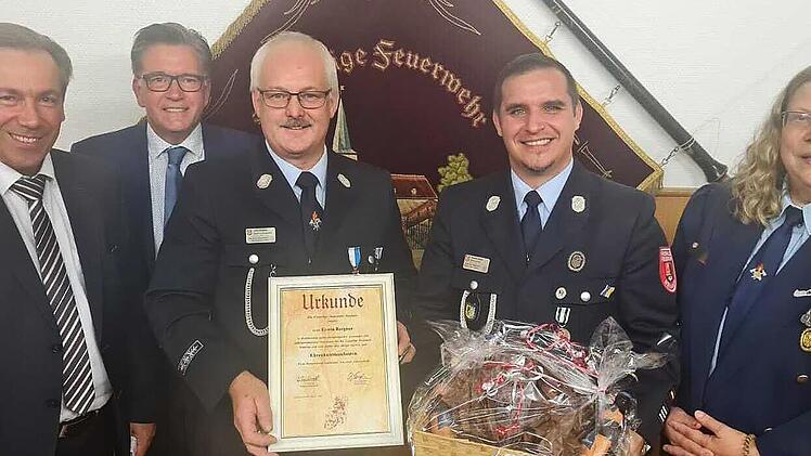 Erwin Bergner (M.) wurde nach 31 Jahren als Kommandant die Ehre zuteil, zum ersten Ehrenkommandanten der Feuerwehr Neuhaus ernannt zu werden.