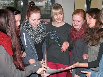 Jede Menge Küchentalent hat die Mädchengruppe aus der Klasse 9a bewiesen und Geld für eine weiterführende Mädchenschule im tansanischen Siuyu gespendet. Was mit dem Geld gemacht wird, konnten sie aus den Unterlagen des Christlichen Entwicklungsdienstes erfahren. Fotos: Klaus Oelzner