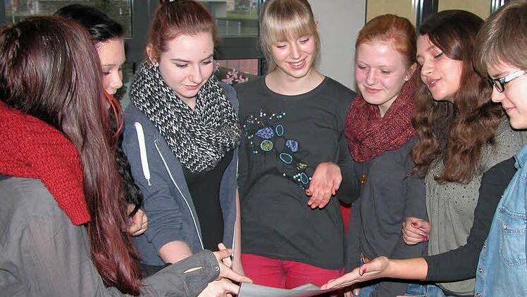 Jede Menge Küchentalent hat die Mädchengruppe aus der Klasse 9a bewiesen und Geld für eine weiterführende Mädchenschule im tansanischen Siuyu gespendet. Was mit dem Geld gemacht wird, konnten sie aus den Unterlagen des Christlichen Entwicklungsdienstes erfahren. Fotos: Klaus Oelzner
