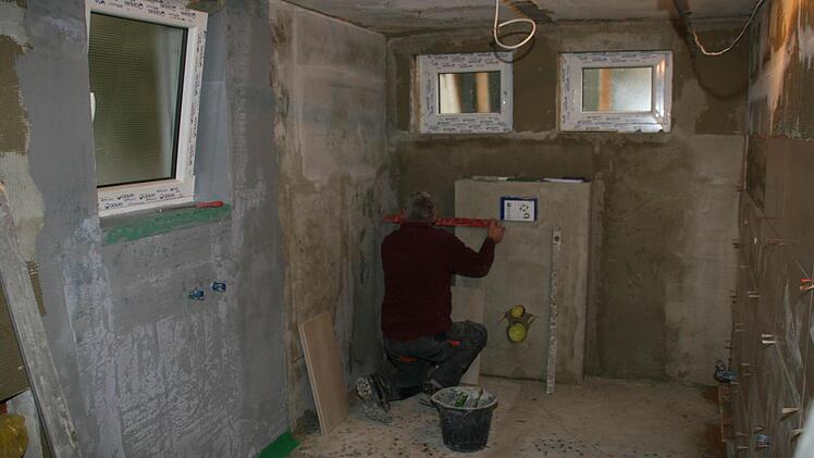 Komplett umgebaut werden derzeit die Toilettenanlagen im ehemaligen Gasthaus. Foto: Matthias Beetz