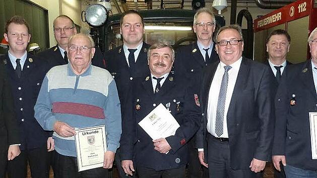 Verdiente Aktive und treue Mitglieder des Mainleuser Feuerwehrvereins wurden bei der Hauptversammlung ausgezeichnet. Von links: Zweiter B&uuml;rgermeister Robert Bosch, Kommandant Christoph Zimmermann, Kreisbrandrat Stefan H&auml;rtlein, Manfred Zich, Horst Foit, Manfred Knorr, Kreisbrandmeister Michael K&ouml;del, stellvertretender Landrat Dieter Schaar, Vorsitzender Thomas Zimmermann und Gerhard Herold. Foto: W. Rei&szlig;aus