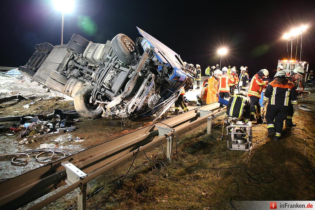 Lkw begräbt Pkw unter sich