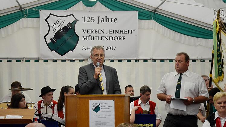 Franz Kamhuber vom Amt für Ländliche Entwicklung Oberfranken bei seinem Grußwort Foto: Andrea Spörlein