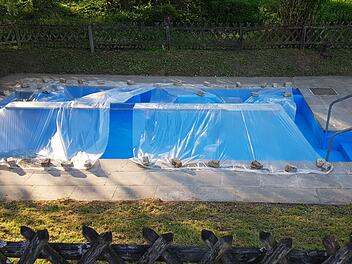 Noch ist kein Wasser im Kneippbecken bei Seidmannsdorf, das frische Blau wirkt aber auch ohne schon einladend.Ulrike Nauer