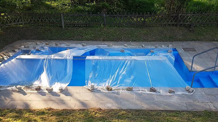 Noch ist kein Wasser im Kneippbecken bei Seidmannsdorf, das frische Blau wirkt aber auch ohne schon einladend.Ulrike Nauer