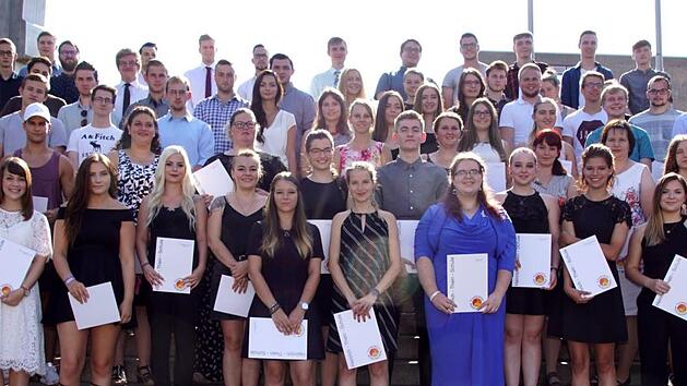 Lauter Einser-Absolventen der Heinrich-Thein-Berufsschule Ha&szlig;furt: 87 Staatsehrenpreistr&auml;ger stehen hier. Sie erhielten ihre Urkunden.Sabine Weinbeer