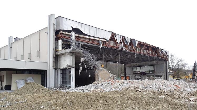 Impressionen vom Abriss der Coburger Angerhalle: 13. FeburarFoto: Jochen Berger