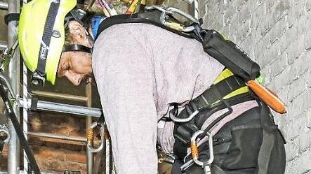 In seinem Übungsschacht demonstriert Henry Salwender die durchaus aufwendige Rettung eines verunglückten Arbeiters in einem Hochregallager.  Foto: Hagen Lehmann