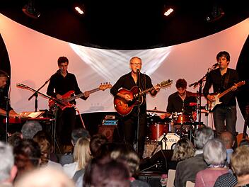 Reinhold Beckmann (Mitte) & Band begeisterten mit ihren Songs und ihrem Programm die Zuhörer in der Stadthalle. Die Zuschauer gaben stehende Ovationen.  Foto: Günther Geiling