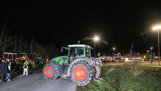 Am Rewe Zentrallager in Buttenheim entstand am Sonntag ein großer Bauernprotest, der den Lieferverkehr blockieren sollte. Foto: NEWS5 / Merzbach