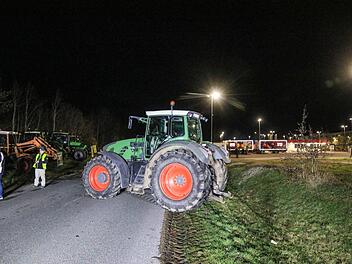Am Rewe Zentrallager in Buttenheim entstand am Sonntag ein gro&szlig;er Bauernprotest, der den Lieferverkehr blockieren sollte. Foto: NEWS5 / Merzbach