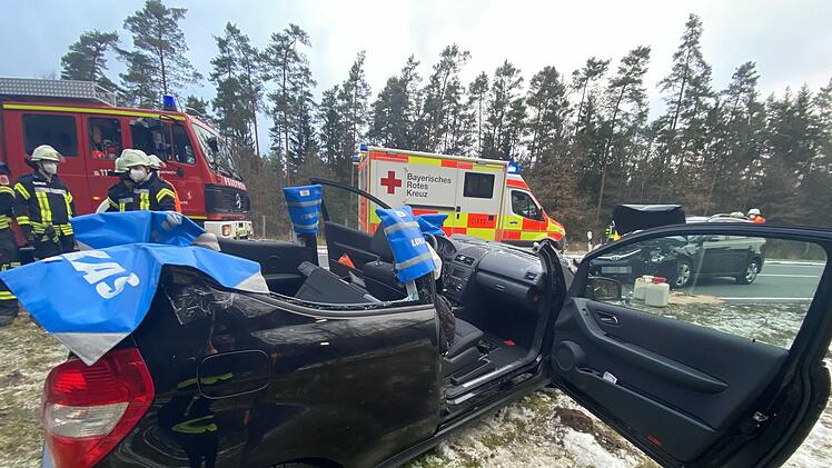 Autos kollidieren frontal miteinander