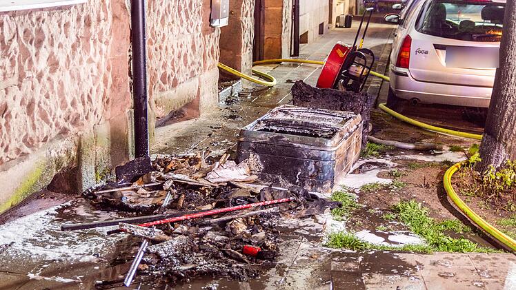 In Nürnberg ist im Eingangsbereich einer Gaststätte ein Feuer ausgebrochen.