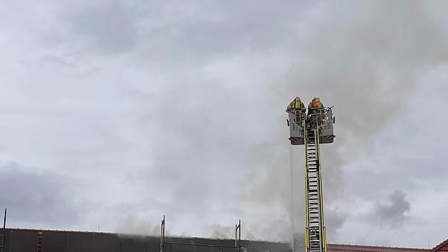 Bamberg: Dachstuhlbrand l&ouml;st Feuerwehreinsatz aus - Polizei sperrt Stra&szlig;e