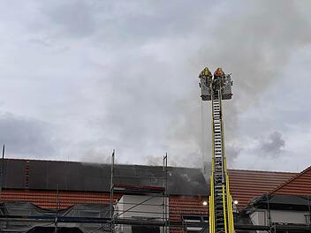Bamberg: Dachstuhlbrand löst Feuerwehreinsatz aus - Polizei sperrt Straße