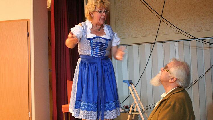 Regisseur Helmut Fuchs bespricht sich mit Beate Zepter, die in die Rolle der Bäuerin Doris Wassermann schlüpft. Fotos: Sabine Paulus