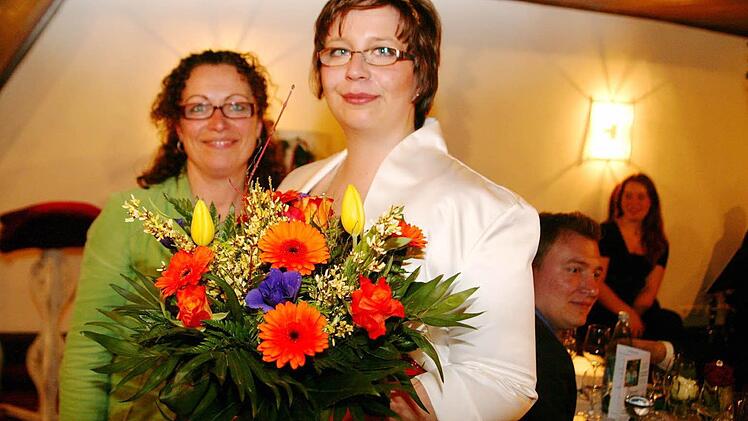 Christine Galena, Vorsitzende des Weinbau- und Tourismusvereins, bedankt sich bei Franziska mit einem Blumenstrauß.
