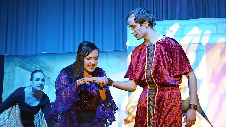 Wenn der Inhalt nur besser gewesen wäre: Augustinus (Clemens van Lier) gerät in Karthago an eine Wahrsagerin. Foto: Björn Hein