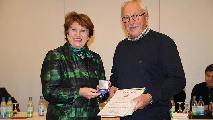 Bürgermeisterin Brigitte Meyerdierks dankt Hans-Georg Schäffer für sein Engagement. Foto: Ulrike Müller