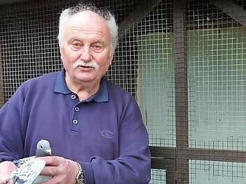 Eng verbunden mit seinen Tauben ist Manfred Becker aus Reitsch, der aufgrund seiner großen Verdienste zum Ehrenmitglied der Reitscher Kleintierzüchter ernannt wurde.  Foto: Gerd Fleischmann