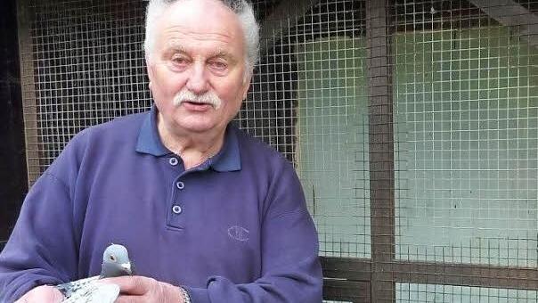 Eng verbunden mit seinen Tauben ist Manfred Becker aus Reitsch, der aufgrund seiner großen Verdienste zum Ehrenmitglied der Reitscher Kleintierzüchter ernannt wurde.  Foto: Gerd Fleischmann