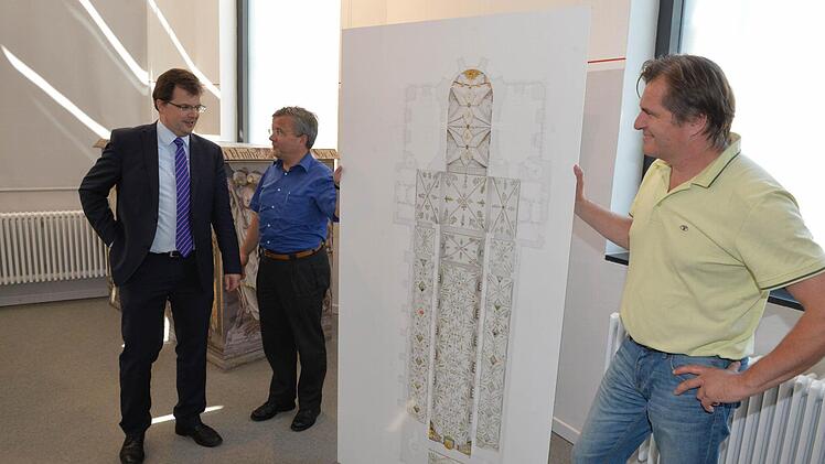 Kulturreferent Christian Lange (links) bei der Besichtigung der Ausstellung. Foto: Ronald Rinklef