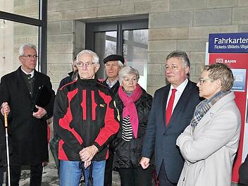 Der Seniorenbeirat der Stadt Haßfurt setzt seinen Kampf für die Barrierefreiheit des Bahnhofs in Haßfurt fort und hofft dabei auch auf den Vorsitzenden des Ausschusses für Verkehr und digitale Infrastruktur des Bundestages, MdB Martin Burkert (Vierter von rechts), und die Abgeordnete Sabine Dittmar (Dritte von rechts). Foto: Ulrike Langer