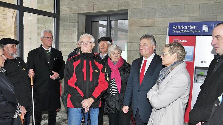 Der Seniorenbeirat der Stadt Haßfurt setzt seinen Kampf für die Barrierefreiheit des Bahnhofs in Haßfurt fort und hofft dabei auch auf den Vorsitzenden des Ausschusses für Verkehr und digitale Infrastruktur des Bundestages, MdB Martin Burkert (Vierter von rechts), und die Abgeordnete Sabine Dittmar (Dritte von rechts). Foto: Ulrike Langer