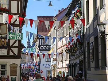 Zwei Körperverletzungen und Brückenspringer: Nach dem ersten Abend der Sandkerwa in Bamberg zieht die Polizei Bilanz. Foto: Riegerpress