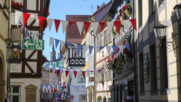 Zwei Körperverletzungen und Brückenspringer: Nach dem ersten Abend der Sandkerwa in Bamberg zieht die Polizei Bilanz. Foto: Riegerpress