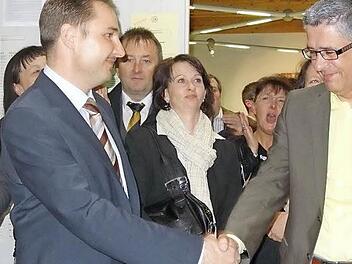März 2014: Joachim Bühner (rechts) wird zum neuen Sandberger Bürgermeister gewählt. Links sein damaliger Gegenkandidat und jetzt stellvertretender Bürgermeister Roland Bühner, der nach dem Rücktritt des Rathauschefs erneut zu Wahl antreten wollte, aber jetzt seinen Rückzug von seiner Kandidatur erklärt hat. Archivfoto: Marion Eckert