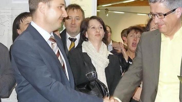 März 2014: Joachim Bühner (rechts) wird zum neuen Sandberger Bürgermeister gewählt. Links sein damaliger Gegenkandidat und jetzt stellvertretender Bürgermeister Roland Bühner, der nach dem Rücktritt des Rathauschefs erneut zu Wahl antreten wollte, aber jetzt seinen Rückzug von seiner Kandidatur erklärt hat. Archivfoto: Marion Eckert