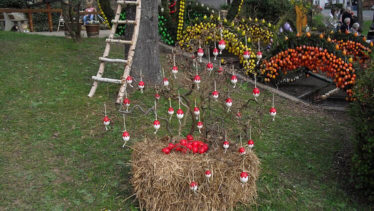 Der fertig geschmückte Osterbrunnen in Lauf (Gemeinde Zapfendorf). Foto: Helmut Klösel