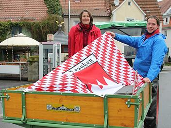 Heike und Moritz Schneider sind mit dem selbst restaurierten Fendt-Geräteträger vier Tage lang von Murnau nach Kronach gefahren. Der Traktor gehörte Heike Schneiders Großvater. Extra für "Kronach leuchtet" sind die beiden in ihre Heimatstadt gekommen. Foto: Ronald Heck