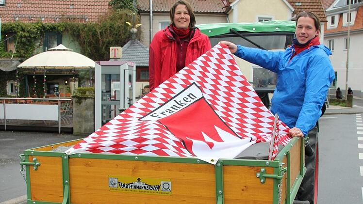 Heike und Moritz Schneider sind mit dem selbst restaurierten Fendt-Geräteträger vier Tage lang von Murnau nach Kronach gefahren. Der Traktor gehörte Heike Schneiders Großvater. Extra für "Kronach leuchtet" sind die beiden in ihre Heimatstadt gekommen. Foto: Ronald Heck