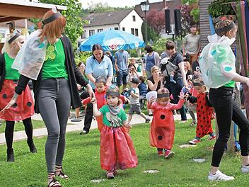 Die Glückskäfer des Kindergartens sind die Krippenkinder, die hier ihre Kreise zogen. Fotos: Katharina Becht