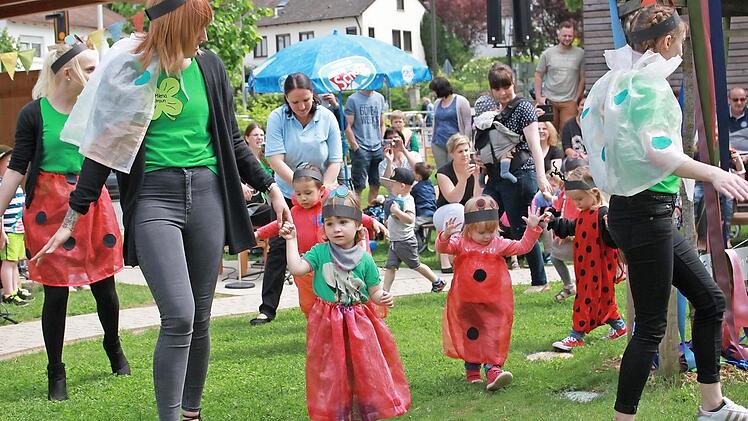 Die Glückskäfer des Kindergartens sind die Krippenkinder, die hier ihre Kreise zogen. Fotos: Katharina Becht