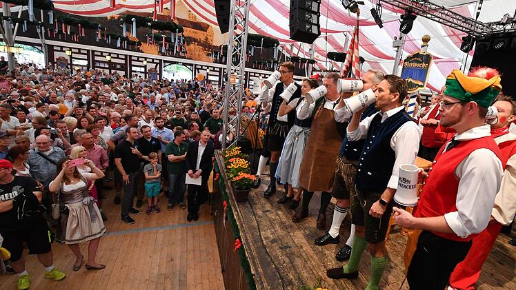 Nach dem Anstich hieß es auf der Bühne: "Die Krüge hoch."