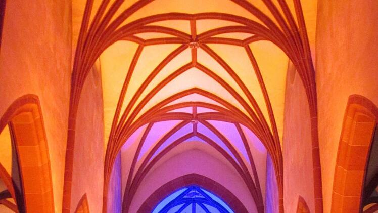 Die prächtig illuminierte Stadtpfarrkirche wartete mit Texten von Glaubenszeugen und Orgelmusik von Kantor Dieter Blum auf. Foto: Winfried Ehling