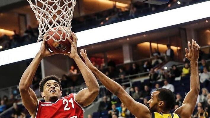 Augustine Rubit (l.) hat die bessere Position als der Berliner Akeem Vargas und schnappt sich den vom Ring abprallenden Ball. Der Bamberger Center, der nach seiner Glanzleistung gegen Panathinaikos Athen von der Euroleague zum "MVP" des 21. Spieltags gekürt worden war, kam gegen die "Albatrosse" lediglich auf sieben Punkte, holte aber acht Rebounds.  Foto: Daniel Löb